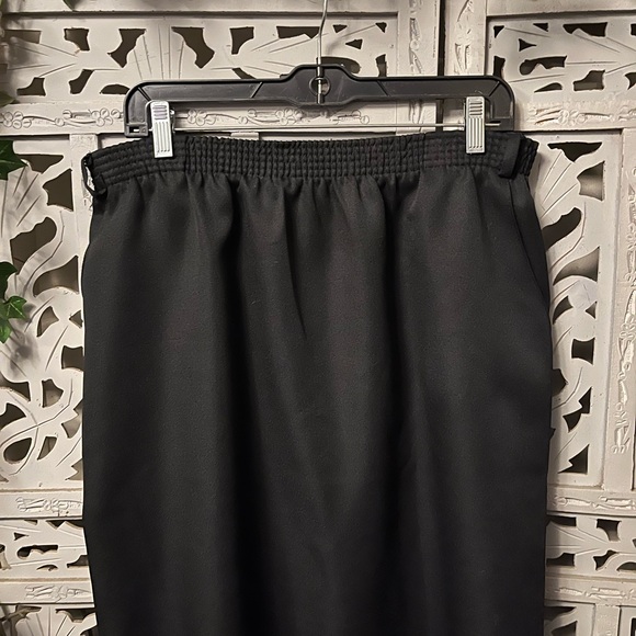 DIANE RICHARD VINTAGE BLACK STRETCHY WITH POCKETS MIDI SKIRT - Picture 2 of 6